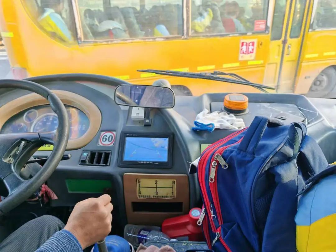 校車安全第一步 上下學(xué)路我來(lái)護(hù)----監(jiān)利思源實(shí)驗(yàn)學(xué)校校車安全專題會(huì)議