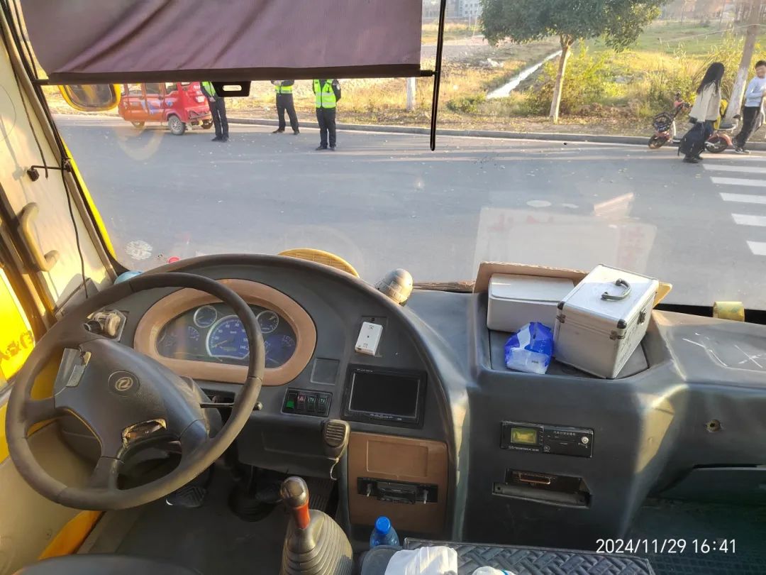 校車安全第一步 上下學(xué)路我來(lái)護(hù)----監(jiān)利思源實(shí)驗(yàn)學(xué)校校車安全專題會(huì)議