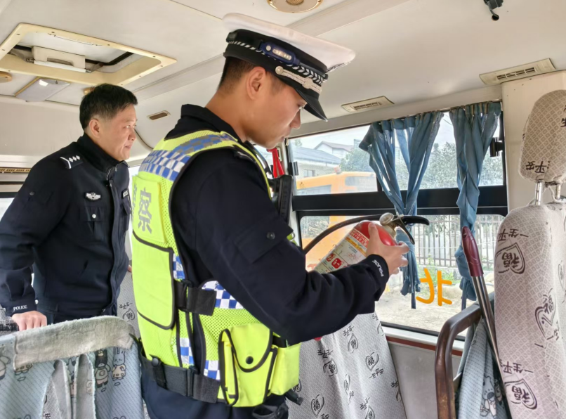 鉛山公安交警聯合多部門開展校車安全檢查
