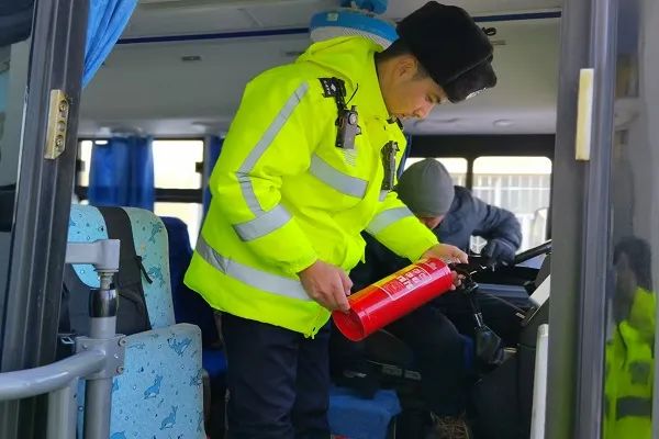 吉木乃縣公安局交警大隊開展冬季校車安全大檢查