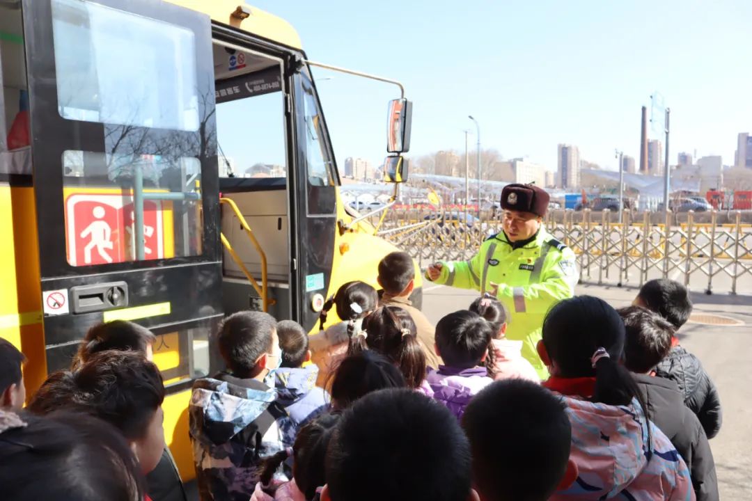 【成長—健康】為愛護航 平安乘車—道義第二小學校車安全應急疏散演練