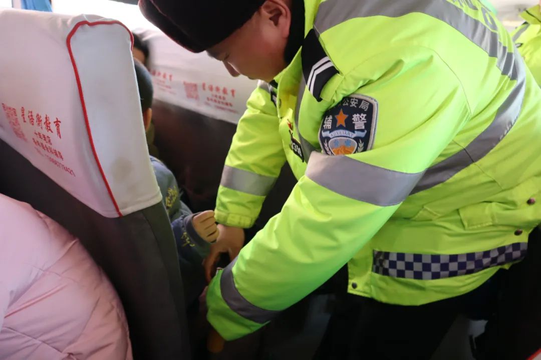 【成長—健康】為愛護航 平安乘車—道義第二小學校車安全應急疏散演練