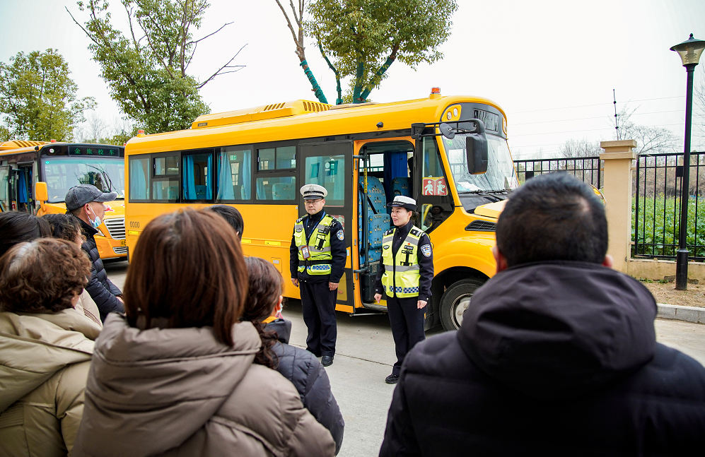 擰緊校車“安全閥” 筑牢學生“平安路”