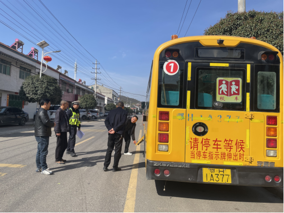 東寶區(qū)多部門(mén)聯(lián)合開(kāi)展校車(chē)安全專(zhuān)項(xiàng)排查整治行動(dòng) 全面筑牢學(xué)生出行安全防線(xiàn)