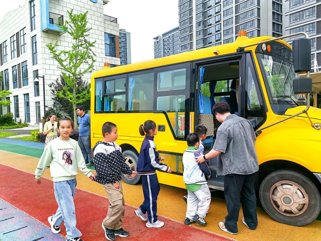 “為愛(ài)護(hù)航 平安出行 ” 陽(yáng)光學(xué)校校車(chē)安全應(yīng)急演練