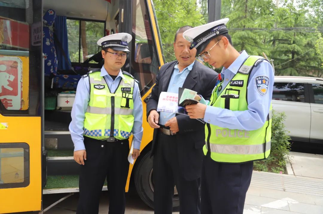 臨洮高速交警開展校車安全檢查 保駕學(xué)生平安出行