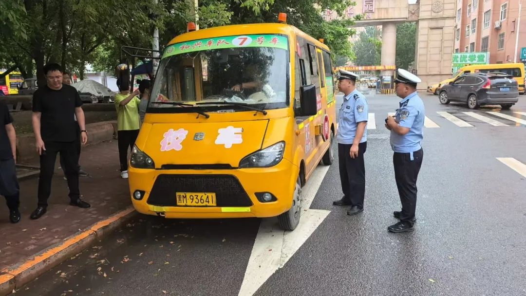 肇東交警大隊聯(lián)合多部門突擊開展校車安全大檢查行動