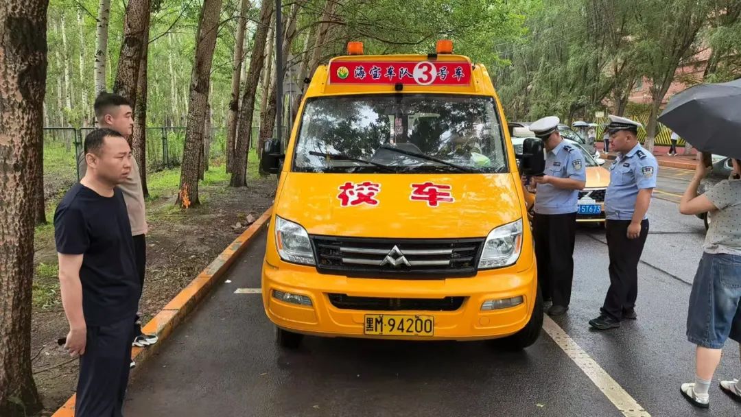 肇東交警大隊聯(lián)合多部門突擊開展校車安全大檢查行動