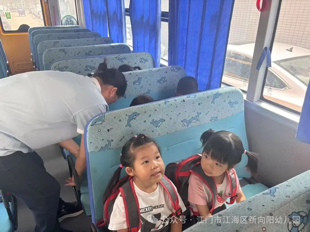 【安全乘校車，平安伴我行】--江海區(qū)新向陽(yáng)幼兒園校車安全演練