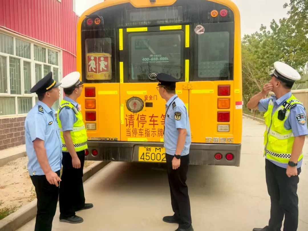 若羌公安交警強(qiáng)化校車安全“大檢查”，擰緊出行“安全閥”！