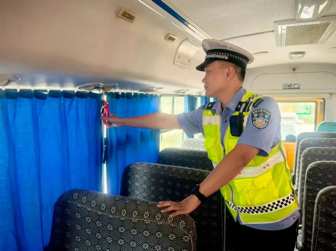 若羌公安交警強(qiáng)化校車安全“大檢查”，擰緊出行“安全閥”！