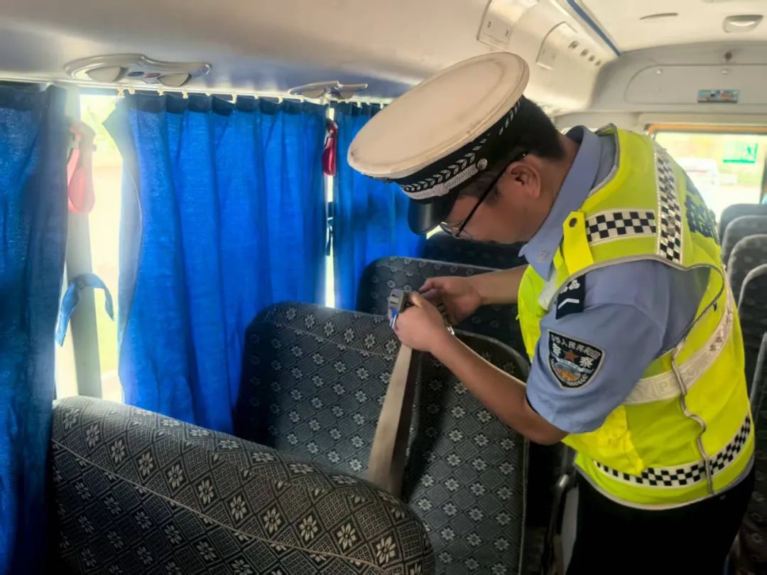 若羌公安交警強(qiáng)化校車安全“大檢查”，擰緊出行“安全閥”！