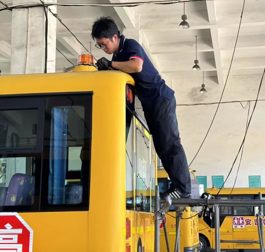 “大鼻子”校車整裝待發，迎接學子平安返校