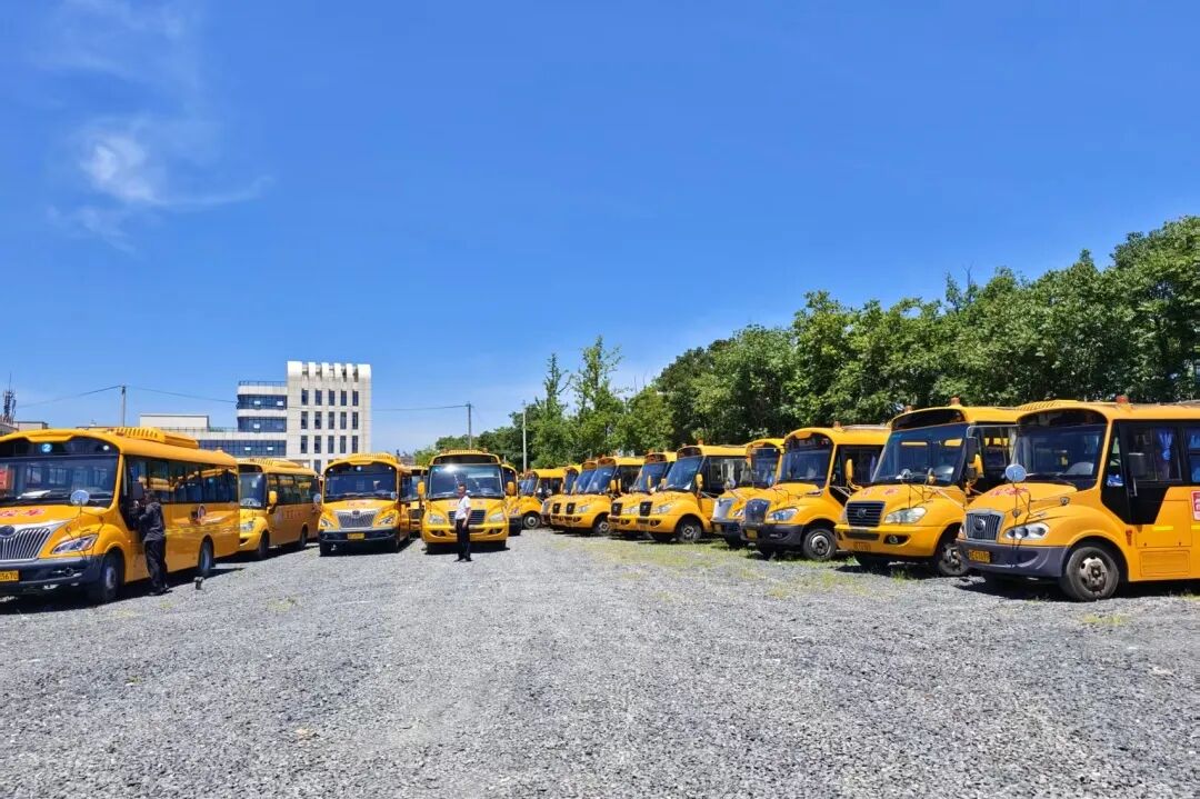 “大鼻子”校車整裝待發，迎接學子平安返校
