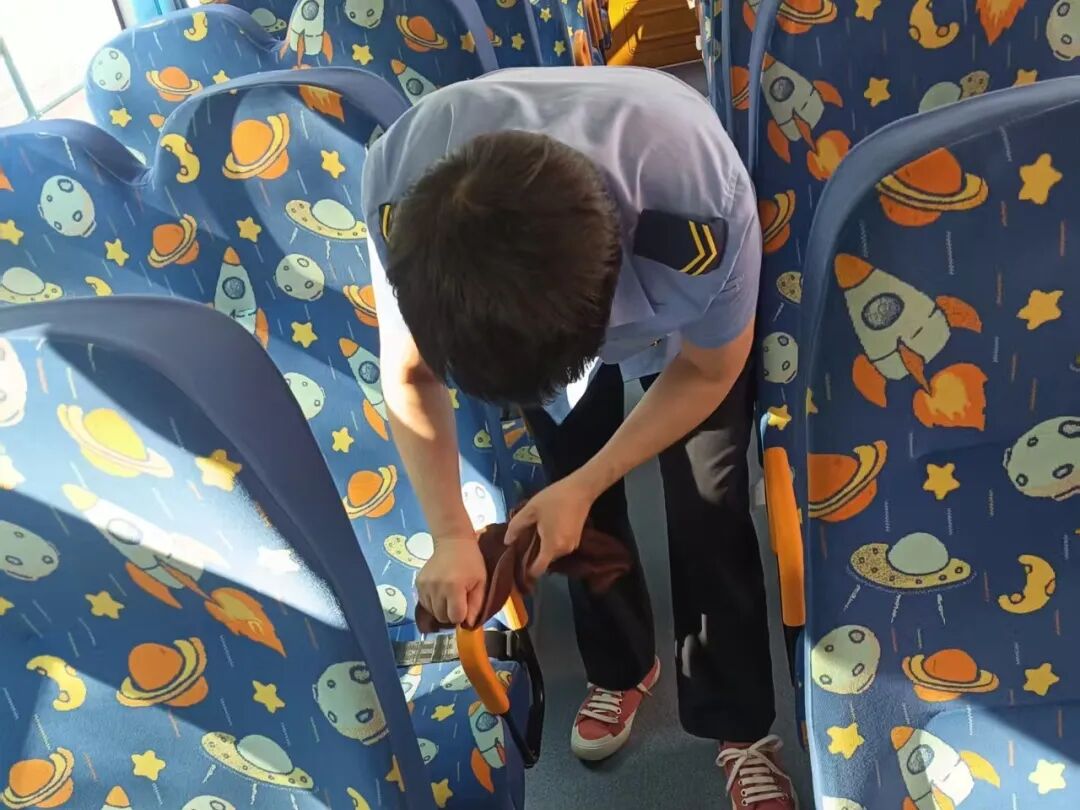 【安全可靠 服務高效】— 歡迎您乘坐西青校車