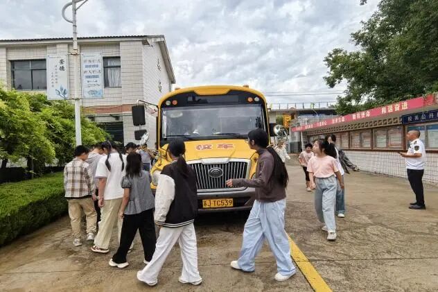 筑牢校車安全防線 守護(hù)學(xué)生平安出行——樓王初中開展校車安全教育活動