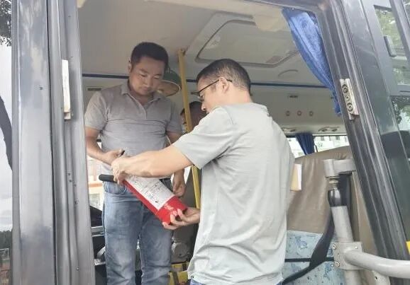筑牢校車安全防線 守護(hù)學(xué)生平安出行——樓王初中開展校車安全教育活動