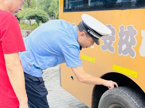【平安護航2025】洪江市公安局：開展校車安全集中檢查，筑牢學生出行“安全防線”