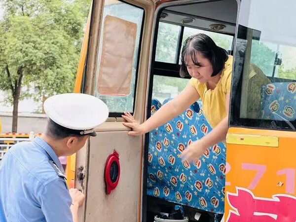 【平安護航2025】洪江市公安局：開展校車安全集中檢查，筑牢學生出行“安全防線”