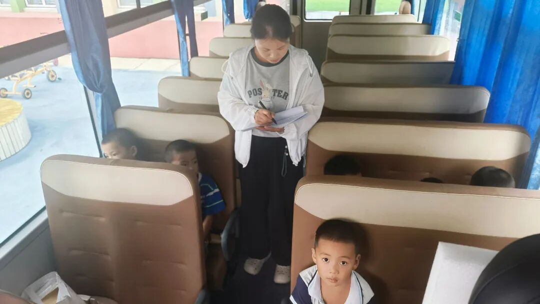 快樂校車 伴你同行——平陰縣玫瑰鎮中心幼兒園和麗景幼兒園校車安全一日工作流程 FA0BE219F1B312DE9BF20F0A85925A37.jpg