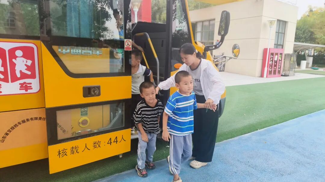 快樂校車 伴你同行——平陰縣玫瑰鎮中心幼兒園和麗景幼兒園校車安全一日工作流程 6C9A7867D2722F022C1FDC431251AEBE.jpg