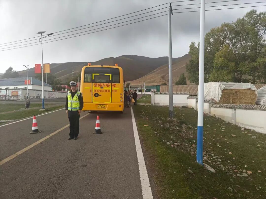 四師交警檢查校車安全 筑牢上下學安全防線 四師交警檢查校車安全 筑牢上下學安全防線