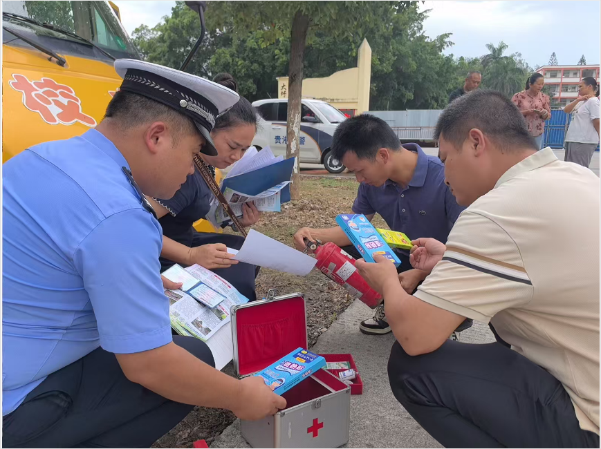 護航上學路:貴港交警聯合多部門守護校車安全 image.png