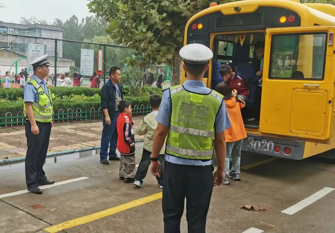 以練筑防 警校攜手開展校車應急演練 以練筑防 警校攜手開展校車應急演練