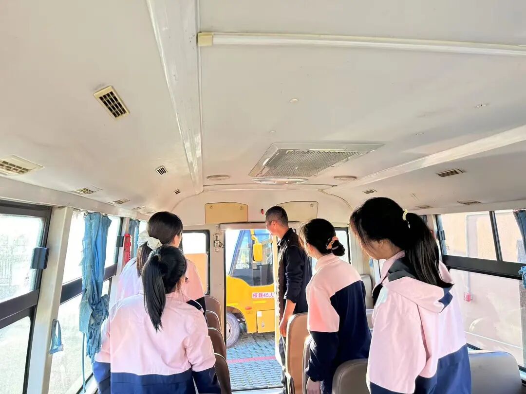 筑牢校車安全 守護成長之路 —— 紅蓮湖第二幼兒園校車安全應急演練活動 筑牢校車安全 守護成長之路 —— 紅蓮湖第二幼兒園校車安全應急演練活動