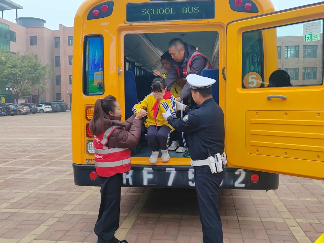 【陽光下的守護】三河公安交警進校園!校車安全演練筑牢平安防線 【陽光下的守護】三河公安交警進校園!校車安全演練筑牢平安防線