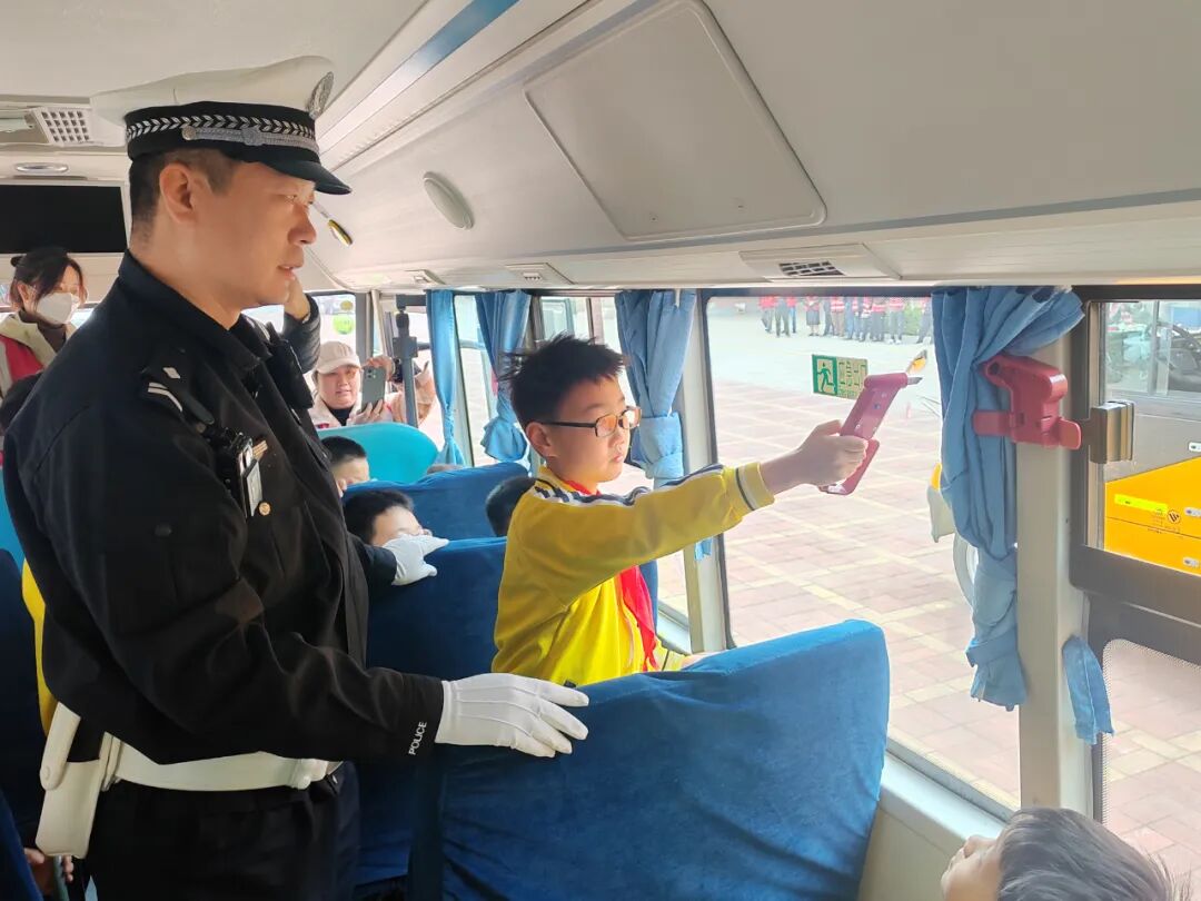 【陽光下的守護】三河公安交警進校園!校車安全演練筑牢平安防線 【陽光下的守護】三河公安交警進校園!校車安全演練筑牢平安防線