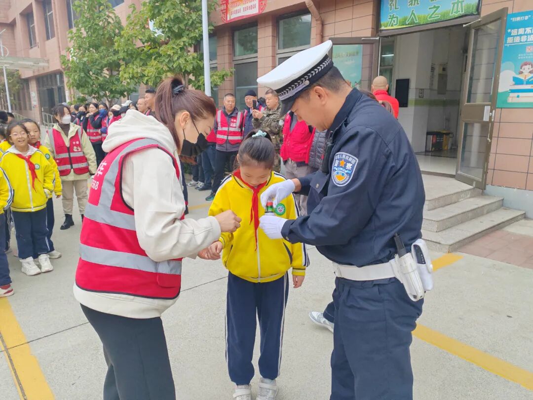 【陽光下的守護】三河公安交警進校園!校車安全演練筑牢平安防線 【陽光下的守護】三河公安交警進校園!校車安全演練筑牢平安防線