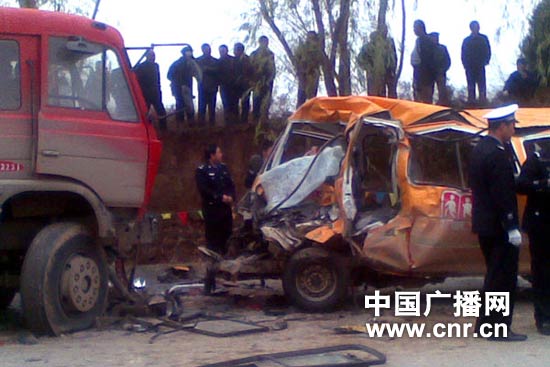 甘肅校車事故受傷兒童現心理陰影 稱學校“殺人”(圖)