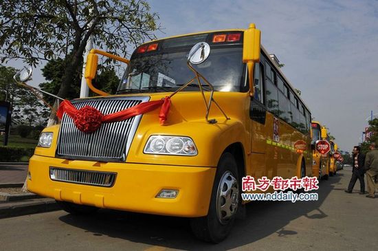 廣東順德購買最牛校車 完全按美式校車標(biāo)準(zhǔn)建造