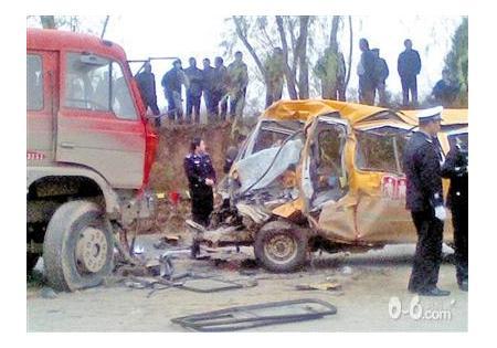 校車事故一： 

事故時(shí)間：2011年11月16日9時(shí)40分許

事故原因：校車系超載車輛，核載9人的校車，卻實(shí)載64人，超載了55人

事故發(fā)生地：甘肅省慶陽(yáng)市正寧縣榆林子鎮(zhèn) 

死亡人數(shù)：造成19人死亡，其中17名幼兒

受傷人數(shù)：18人重傷、26人輕傷

事故細(xì)節(jié)：2011年11月16日9時(shí)40分許，甘肅省慶陽(yáng)市正寧縣榆林子鎮(zhèn)下溝磚廠門口，一輛大翻斗運(yùn)煤貨車與正寧縣榆林子小博士幼兒園學(xué)生接送面包車迎面相撞，校車司機(jī)與4名幼兒當(dāng)場(chǎng)死亡，多名幼兒重傷。15人在送往醫(yī)院搶救途中死亡，至此，事故遇難人數(shù)達(dá)20人，其中包括18名幼兒以及校車司機(jī)及1名教師。

