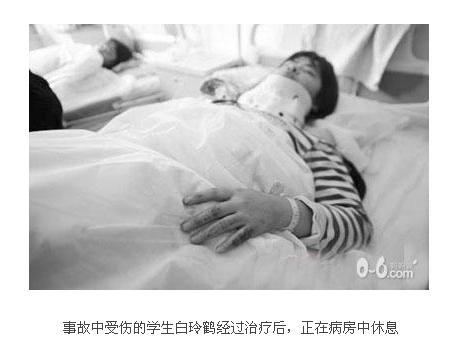 校車事故二：  

事故時(shí)間：2011年9月26日6時(shí)50分左右

事故發(fā)生地：山西省介休市靈石縣冷泉村

死亡人數(shù)：7名初中生死亡

受傷人數(shù)：2人重傷、3人輕傷

事故細(xì)節(jié)：2011年9月26日6時(shí)50分左右，山西靈石縣冷泉村一接送學(xué)生的微型面包車在108國(guó)道介休段與一輛大貨車相撞。目前山西晉中市已經(jīng)成立了事故調(diào)查組，靈石縣負(fù)責(zé)事故善后工作，介休市負(fù)責(zé)傷員救治工作，具體事故原因還在調(diào)查中。

