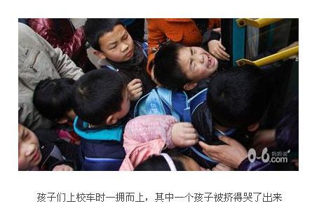 校車事故五：    

事故時(shí)間：2011年7月20日7時(shí)10分

事故原因：兩輛車均屬違規(guī)行駛

事故發(fā)生地：大連市開金州新區(qū)金石灘涼水灣

受傷人數(shù)：17個(gè)孩子均不同程度受傷

事故細(xì)節(jié)：2011年7月20日7時(shí)10分，大連市開金州新區(qū)金石灘涼水灣路段，一輛載著17個(gè)孩子的輕型封閉貨車與迎面而來的奔馳車相撞，車上的17個(gè)孩子均不同程度受傷。此車是幼兒園園長(zhǎng)為了接送孩子而雇來的“黑校車”。


