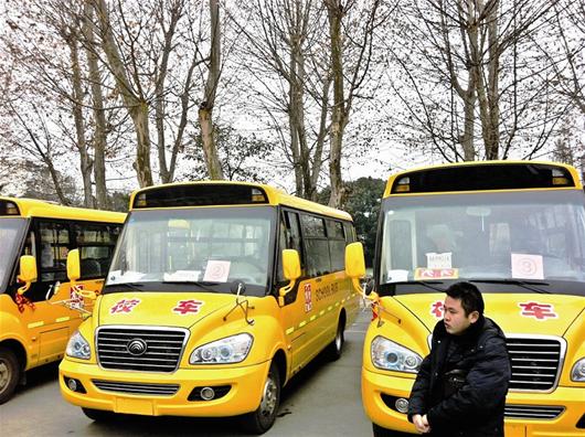 圖文：農民工子弟坐上“大鼻子”校車