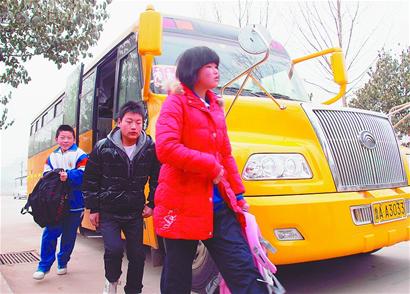 濟南首輛大鼻子校車亮相 保障孩子上學路上安全