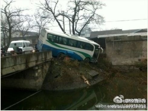 網(wǎng)友報料：蕭山一輛校車滑落河中 沒有人員傷亡(圖)