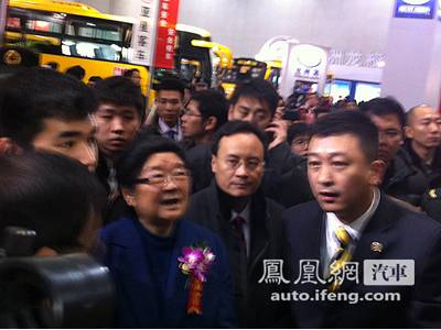 顧秀蓮出席第一屆中國校車發(fā)展研討會(huì)(圖)
