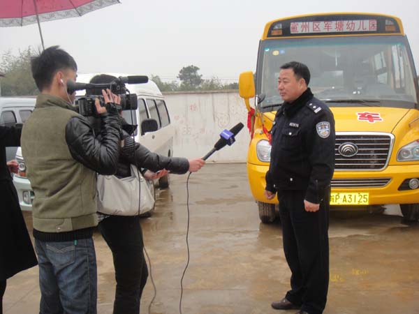 宣州區第一輛規范校車駛進軍塘幼兒園