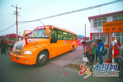 龍口海陽(yáng)新校車上崗 家長(zhǎng)贊嘆比007還帥(圖) 