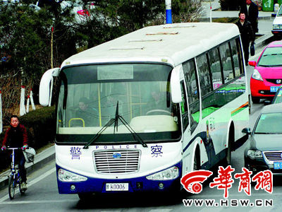 套牌警車充當(dāng)校車接送學(xué)生(圖)