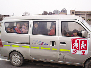 蘭州交警查處一嚴重超員違法校車 核載8人實載29人 蘭州交警查處一嚴重超員違法校車 核載8人實載29人