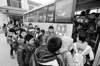 走上“大鼻子”校車 走上“大鼻子”校車