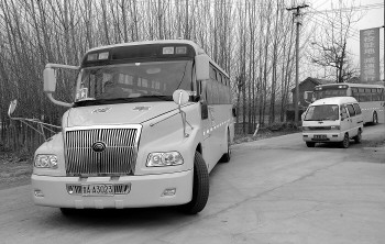 走上“大鼻子”校車 走上“大鼻子”校車