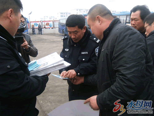 牟平交警對校車駕駛員“充電”發(fā)放宣傳資料300余份