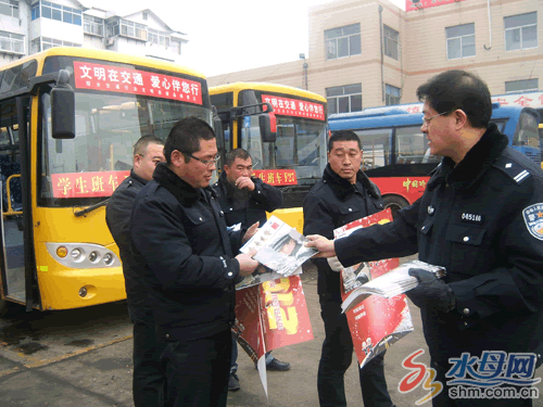 牟平交警對校車駕駛員“充電”發(fā)放宣傳資料300余份