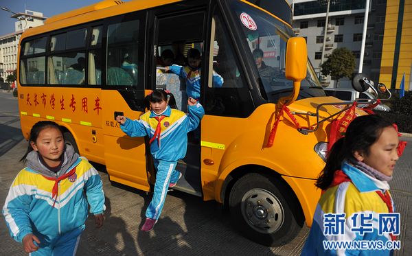 長鼻子校車開進農村 農村娃坐上安全校車(圖)